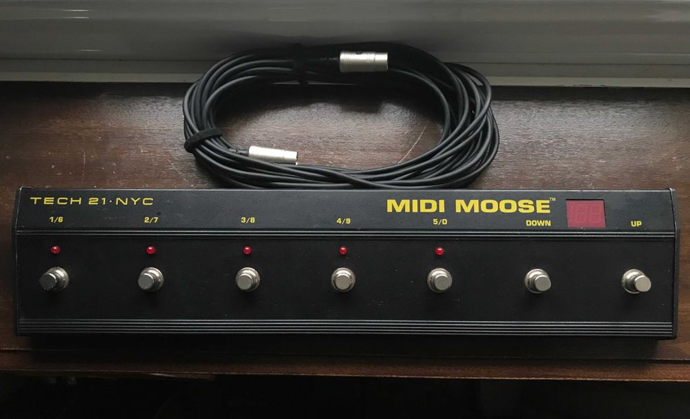 Controlador MIDI Tech 21 MIDI Moose + Cabo CORDIAL CFD 9 AA