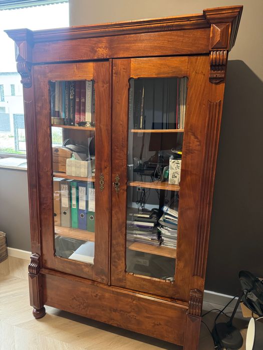 Eklektyczna zabytkowa biblioteka / kredens