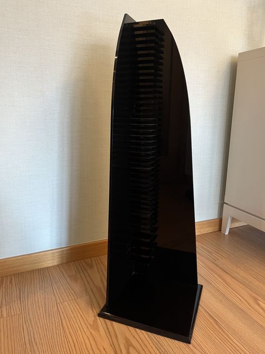 Torre Porta-CDs Obelisco em Acrílico Preto – Design Escultórico – 94cm