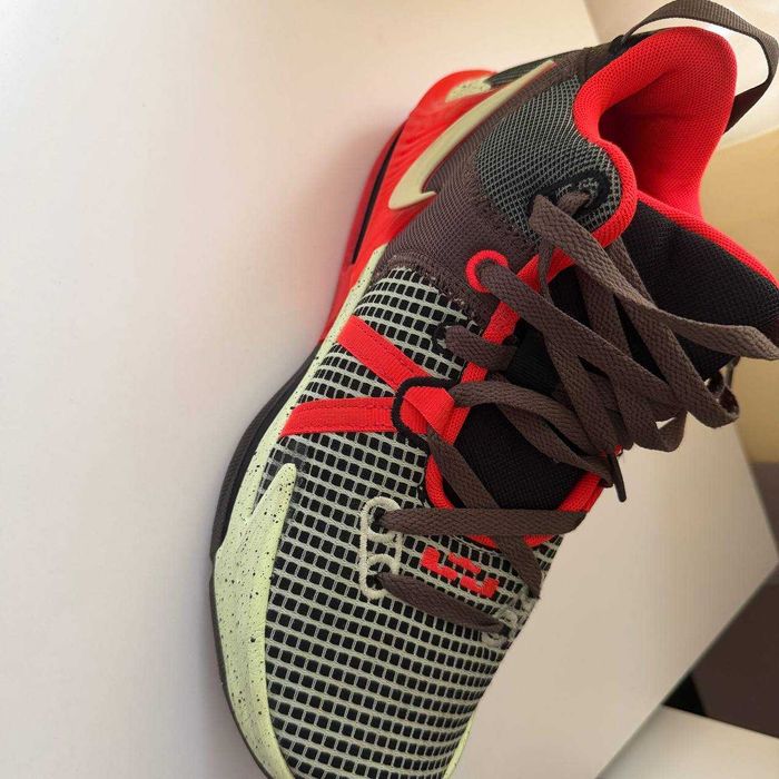 Оригинальные мужские кроссовки Nike LeBron Witness VII — Размер 42 (26.5-27 см)