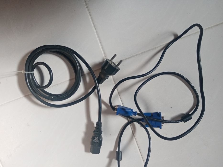 Monitor 23 polegadas. Acompanha cabo de rede e cabo de alimentação63825760163971122
