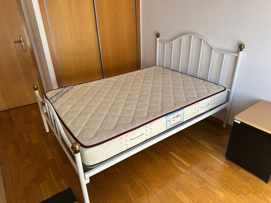 Cama branca com colchão ortopédico anti-bacteriano e hipoalergénico