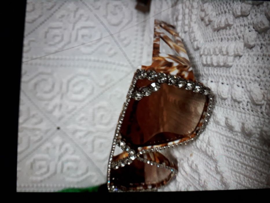 Óculos de sol novos em caixa