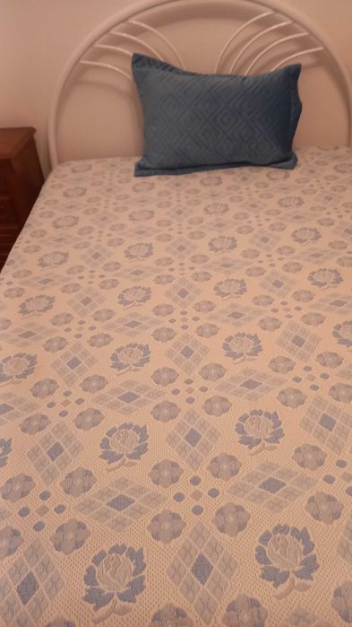 Cama em ferro branco