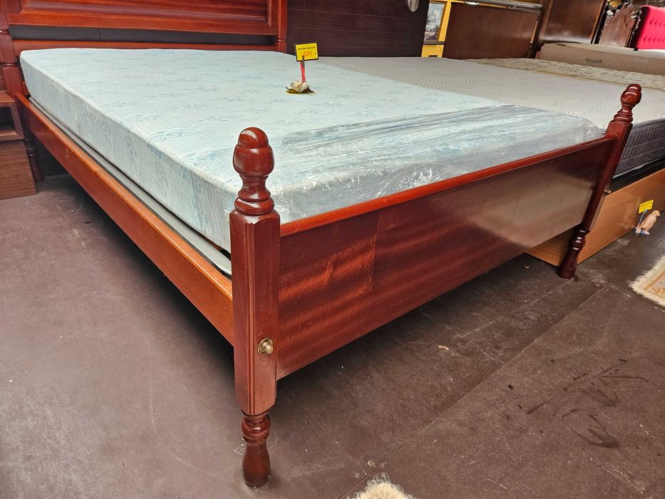 Cama com estrado e colchão - óptimo estado geral