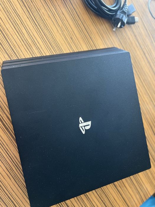 PS4 Pro 1TB + 2 Comandos + 5 Jogos