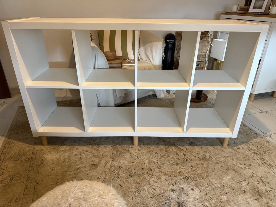 Estante Kallax Ikea branca 8 cubos e pés em madeira