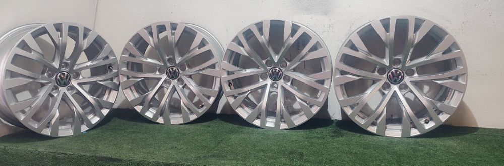 Felgi aluminiowe OE VW Touareg III 18" Et 25 8J 5x112 stan felg BDB
