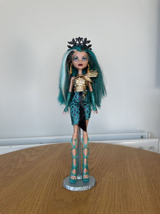 с подставкой Нефера Boo York Nefera de Nile Monster High