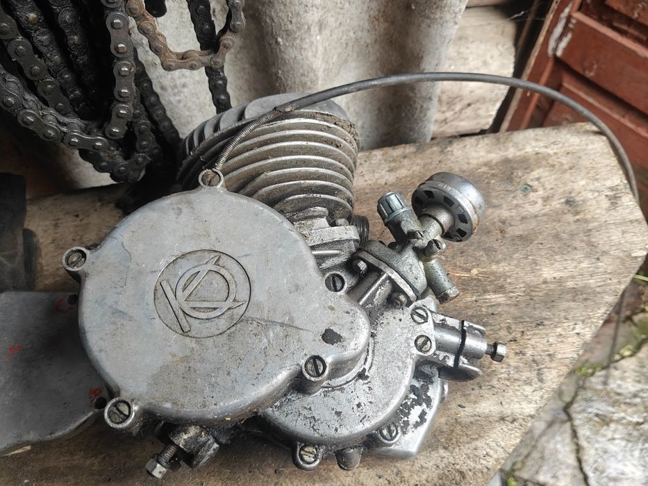 Двигатель  д 8 дырчик.