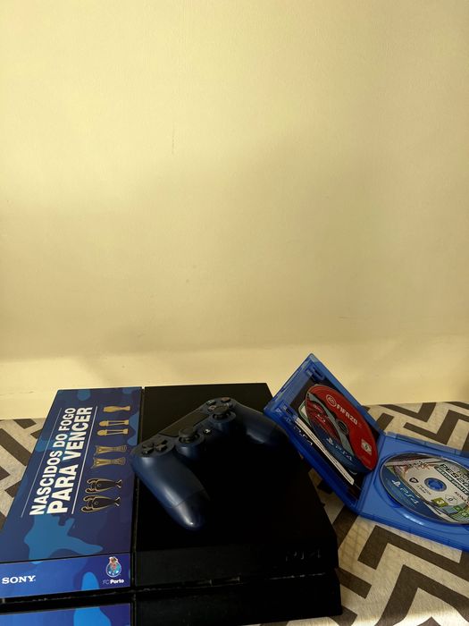 PS4 + Comando + 2 Jogos