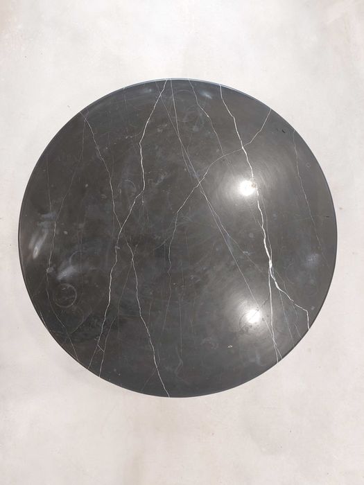 Mesa baixa em mármore preto