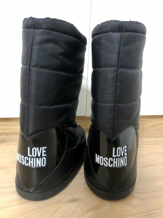 мунбути Love Moschino