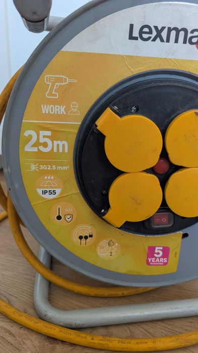 Rolo de extensão amarelo 25 m. profissional, quase novo