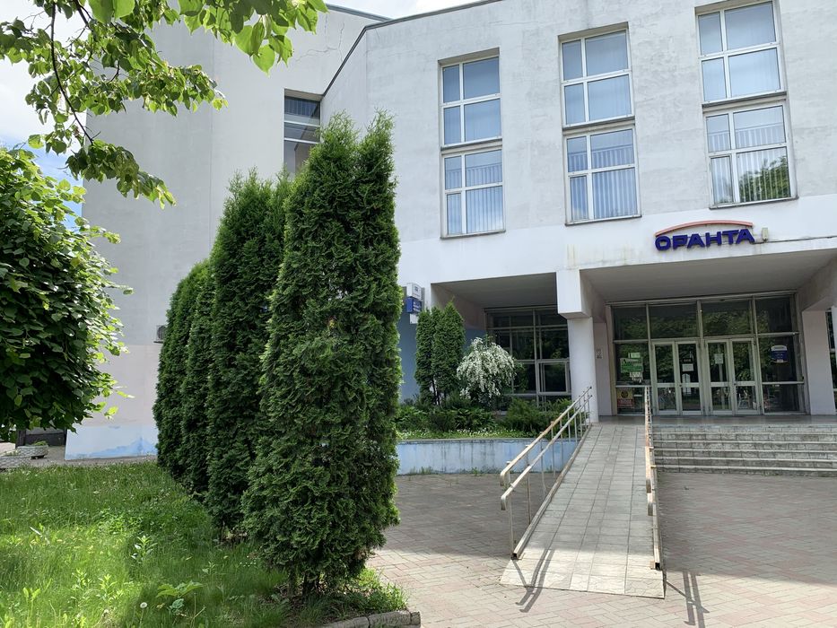 Продаю в центрі м. Рівне по вул. Міцкевича приміщення на першому поверсі з окремим входом на центральну вулицю (колишнє кафе КАШТАН) !!!