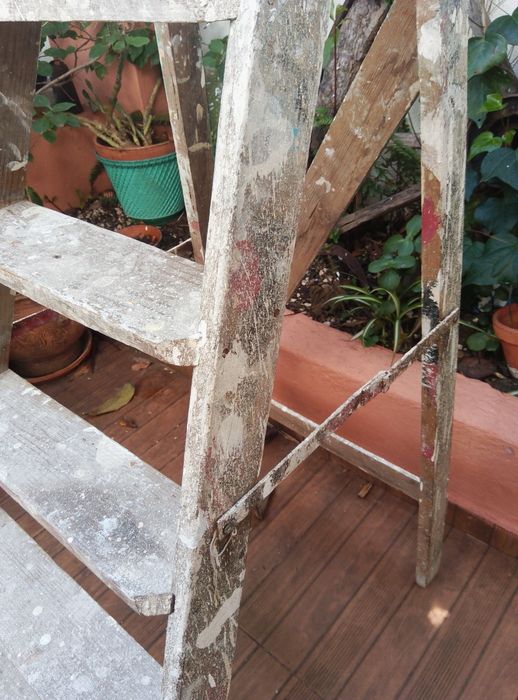 Escadote de madeira antigo