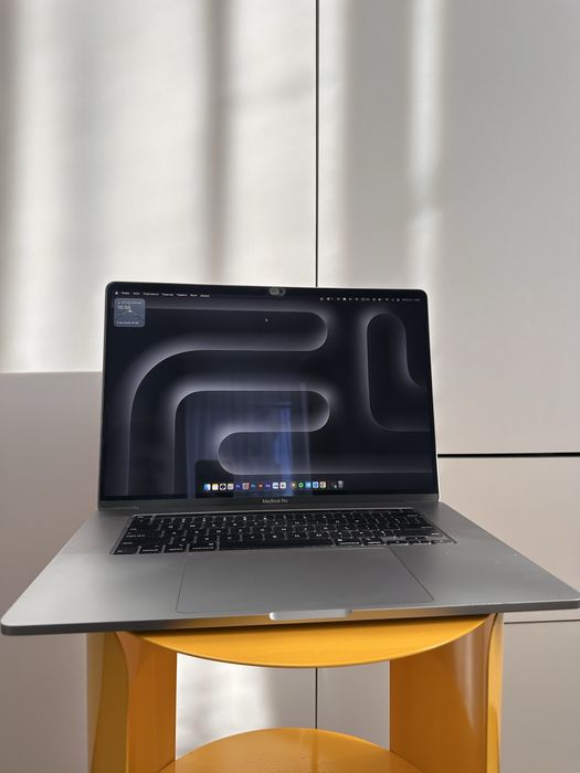 Macbook Pro 16 ідеал 512гб