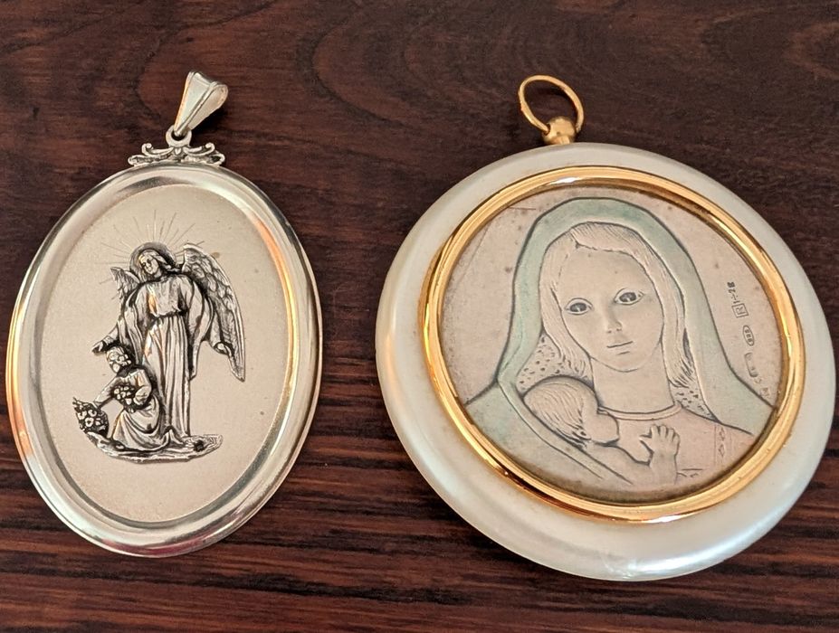 Dois pendentes um em prata,outro com prata e ouro de 18 k