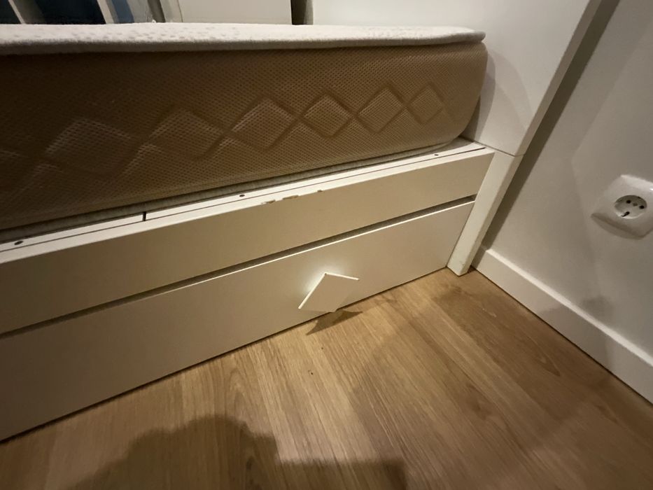 Cama e secretária - conjunto de quarto de criança