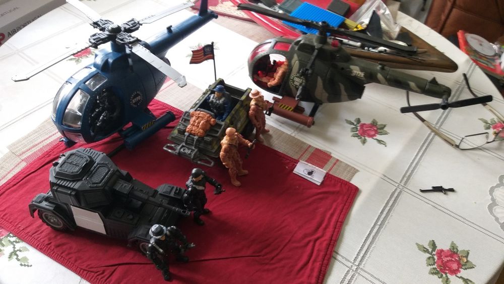 Helicópteros carros e bonecos424445608156866563