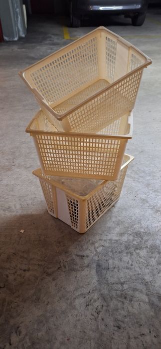 Baldes dois e cestos de arrumos