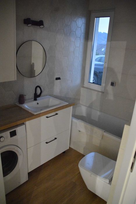 Domek w górach nad wodą