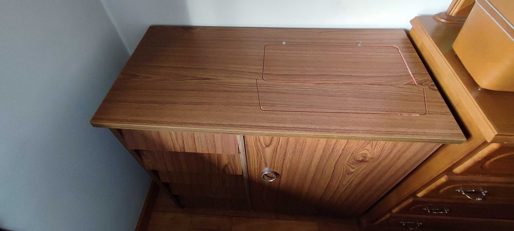 Máquina de costura Alfa incorporada em movel