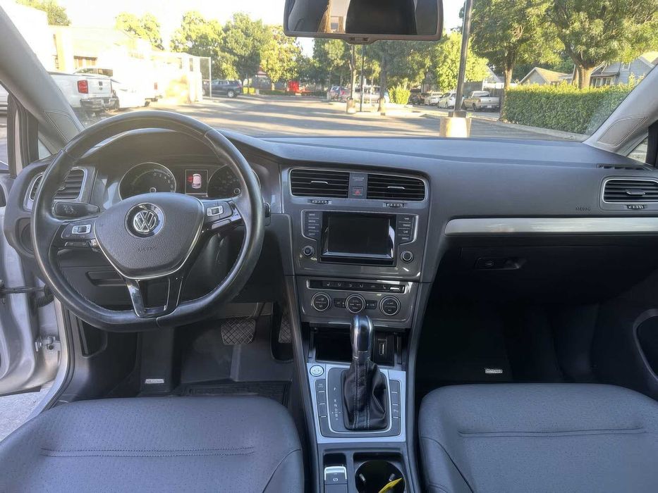 Volkswagen E-Golf      2016