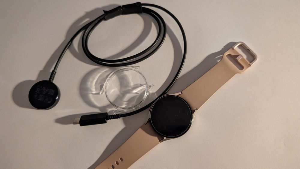 Różowy Samsung Galaxy Watch 4 ( H1CN) + etui, ładowarka