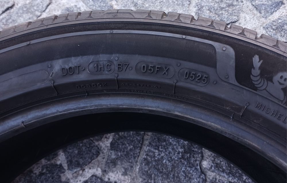 Vendo pneus semi-novos 245/45/18 Michelin
