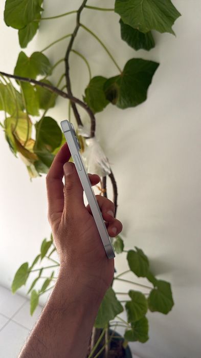 Vendo iPhone 15 Plus na cor azul, com um design elegante.