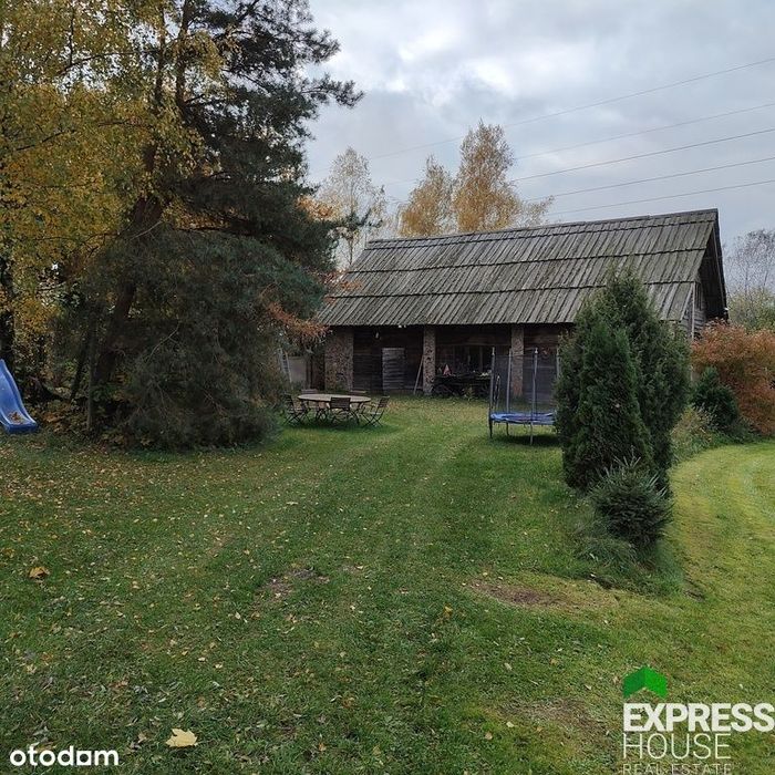 Dworek w klimatycznym otoczeniu starych drzew