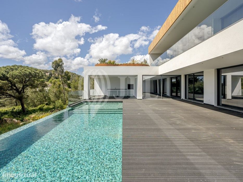 Moradia T5 +1 com jardim e piscina em Cascais