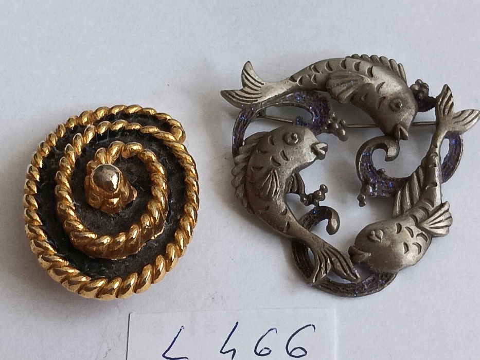 L466, biżuteria broszka różne motyw ryby i skręcony sznur vintage starocie bibelot