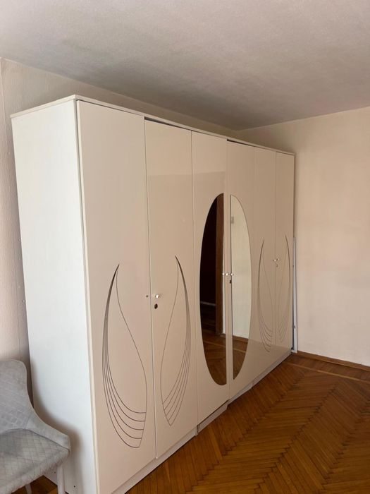 Стенка для хронения вещей . Можно с комодом. Самовывоз