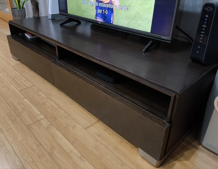 Móvel de tv em  madeira maciça wengué