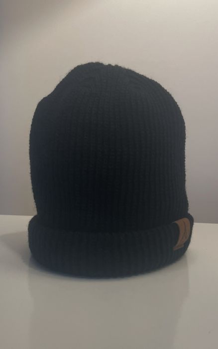 Gorro preto - Com simbolo da Torre Eiffel
