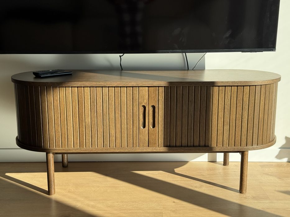 Móvel TV madeira escura 2 portas persiana