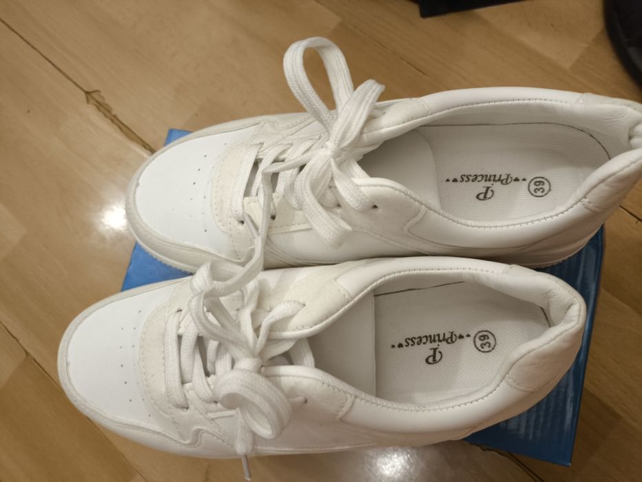 Женские кроссовки р. 39