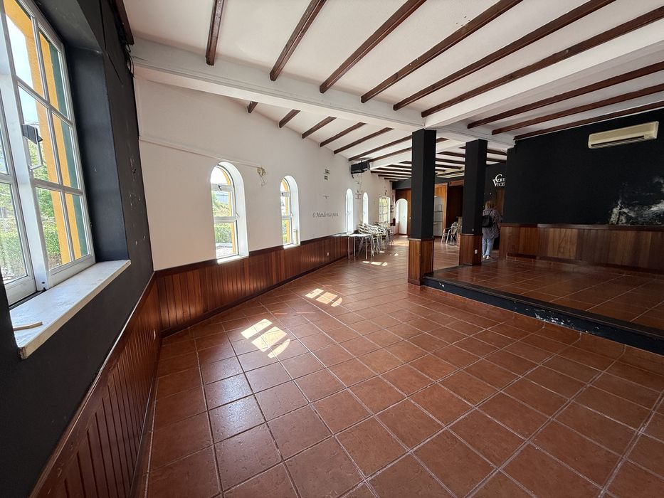 Residencial / Alojamento Local com 7 Suites + Bar + Terraço