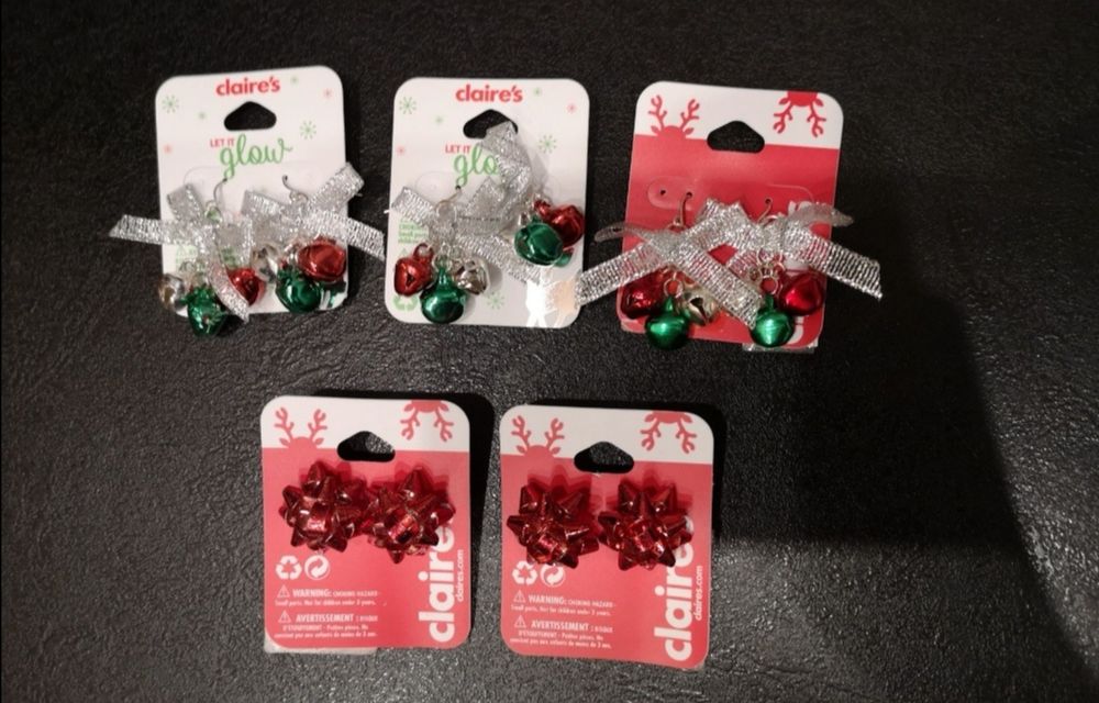 Świąteczne kolczyki firmy Claire's