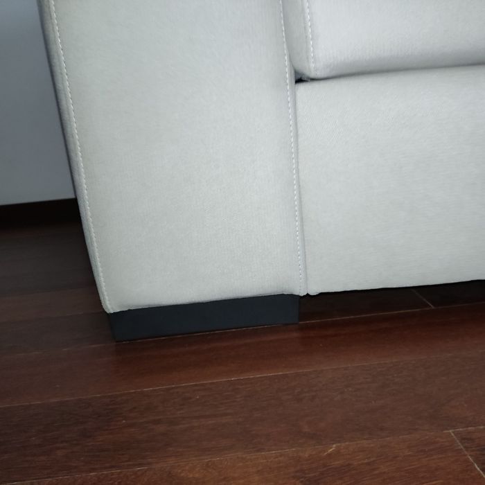 Sofá 2 lugares
Capa dos assentos e almofadas removíveis 
Medidas: 1.87