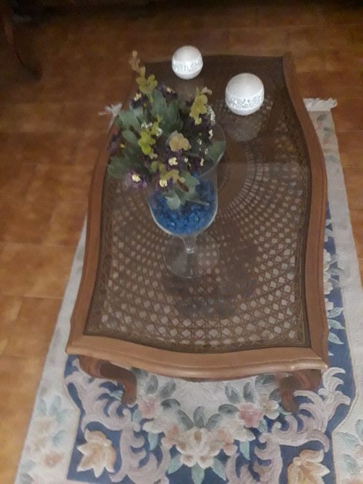 Mesa de centro muito bonita,  em madeira com tampo forrado a palhinha