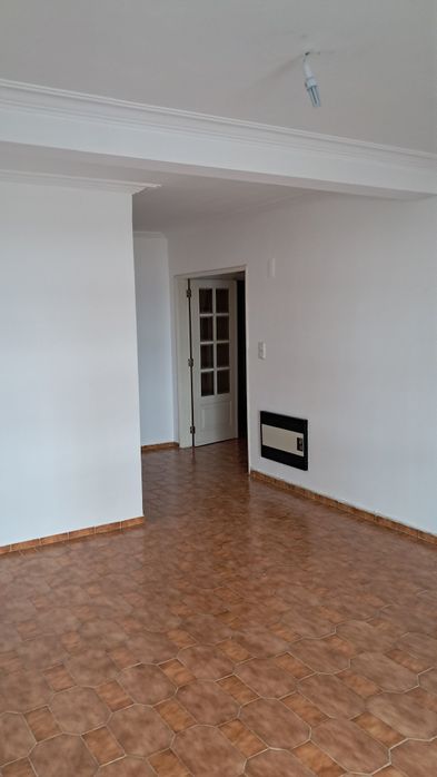 T1, com cozinha equipada na Parede