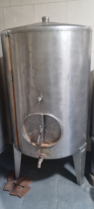 Cubas,uma de 750 litros e outra 550 litos ,400 euros  e 300 euros