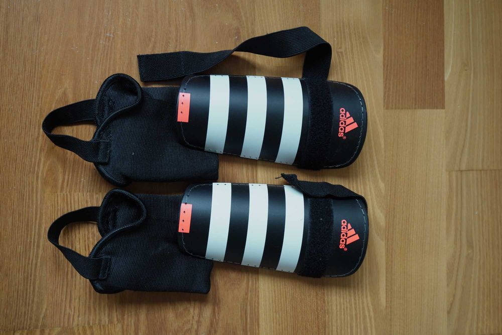 Ochraniacze piłkarskie Adidas z ochroną kostki (Rozmiar L) – Nowe!