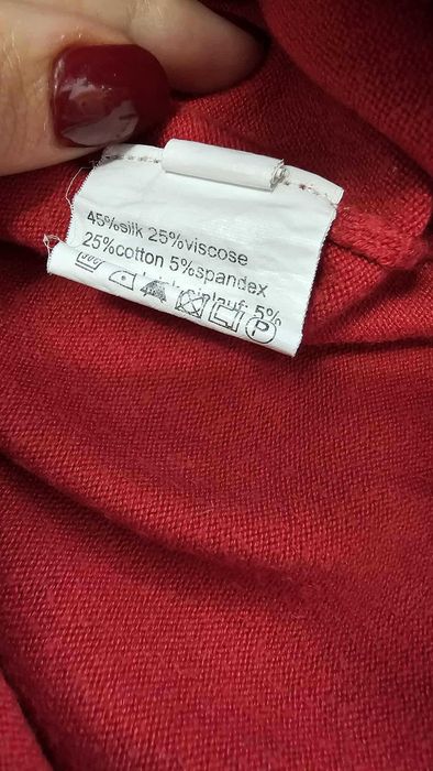 Czerwony sweter z jedwabiem