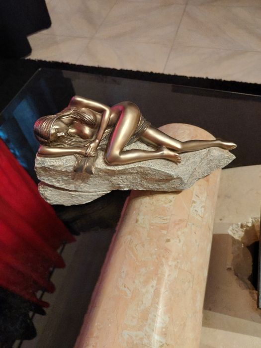 estátua  em pedra nova