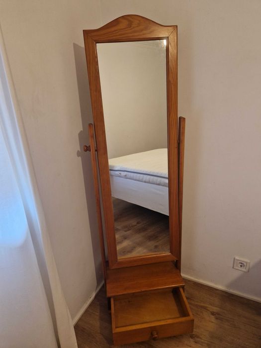 Espelho de quarto em Pinho