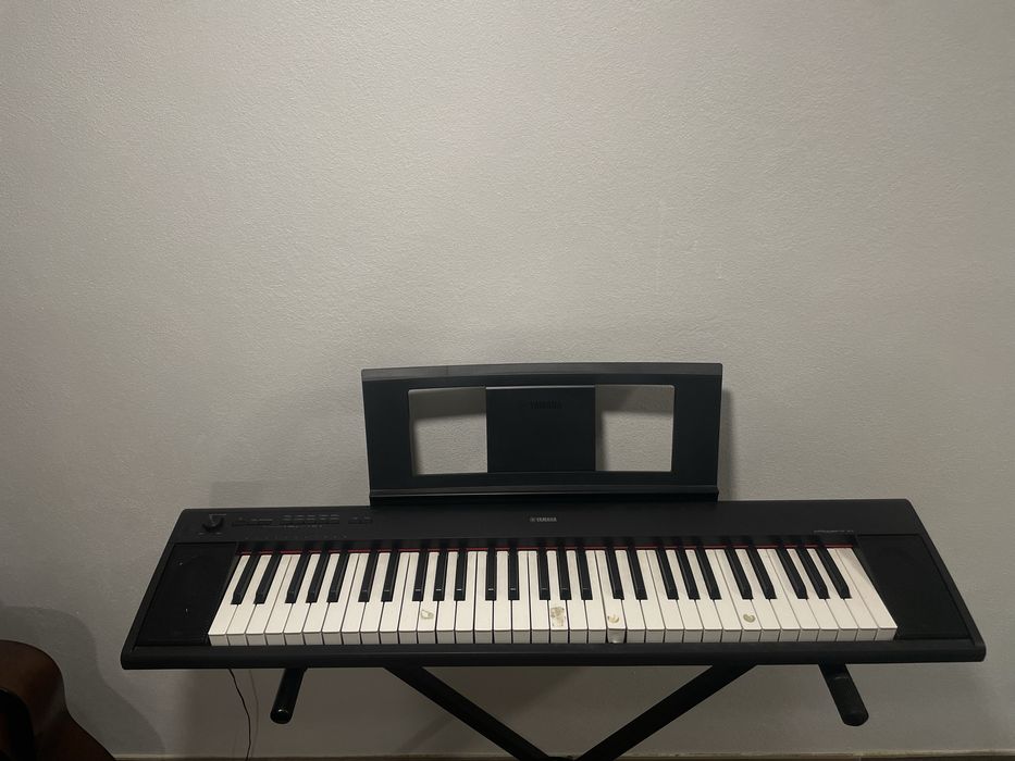 Piano Yamaha com suporte